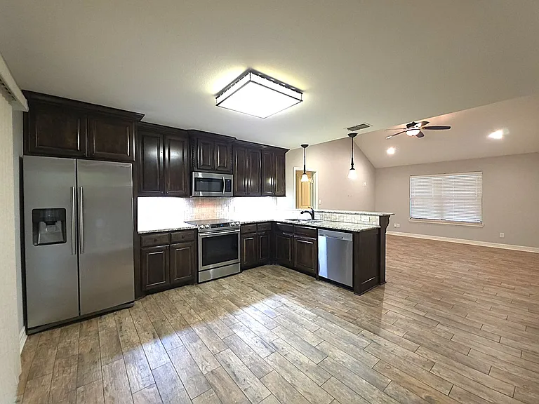 1424 Dogwood St — Photo 3