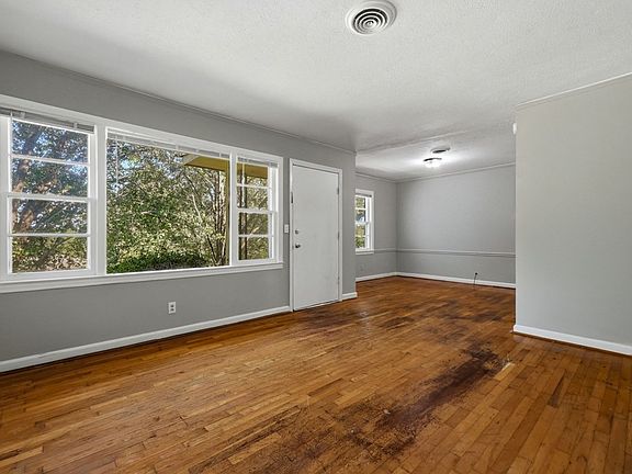 4th image of 220 Tennant Ave