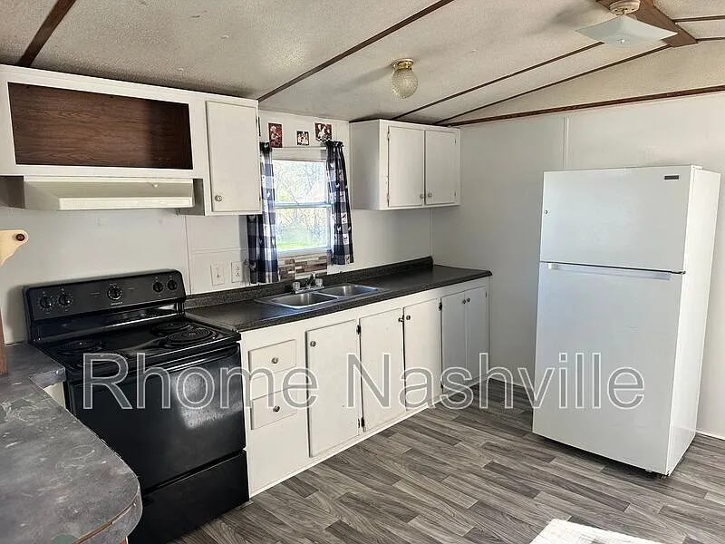 3 bed, 2.0 bath, 1008 sqft, $1,200 — Photo 3