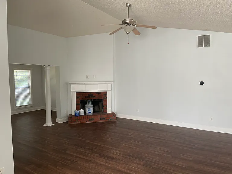 1054 Blakewood Ct — Photo 3