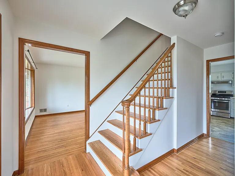 815 Clawson Ave — Photo 5