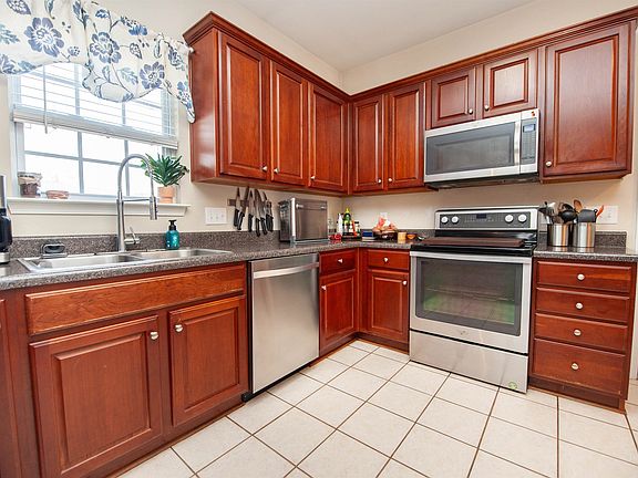 5th image of 242 Dartmoor Dr