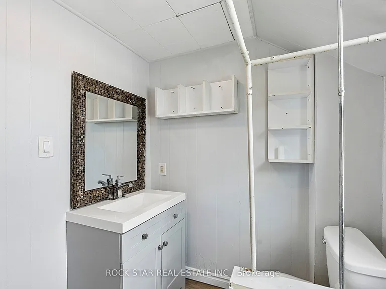 26 Albina St #UPPER — Photo 8