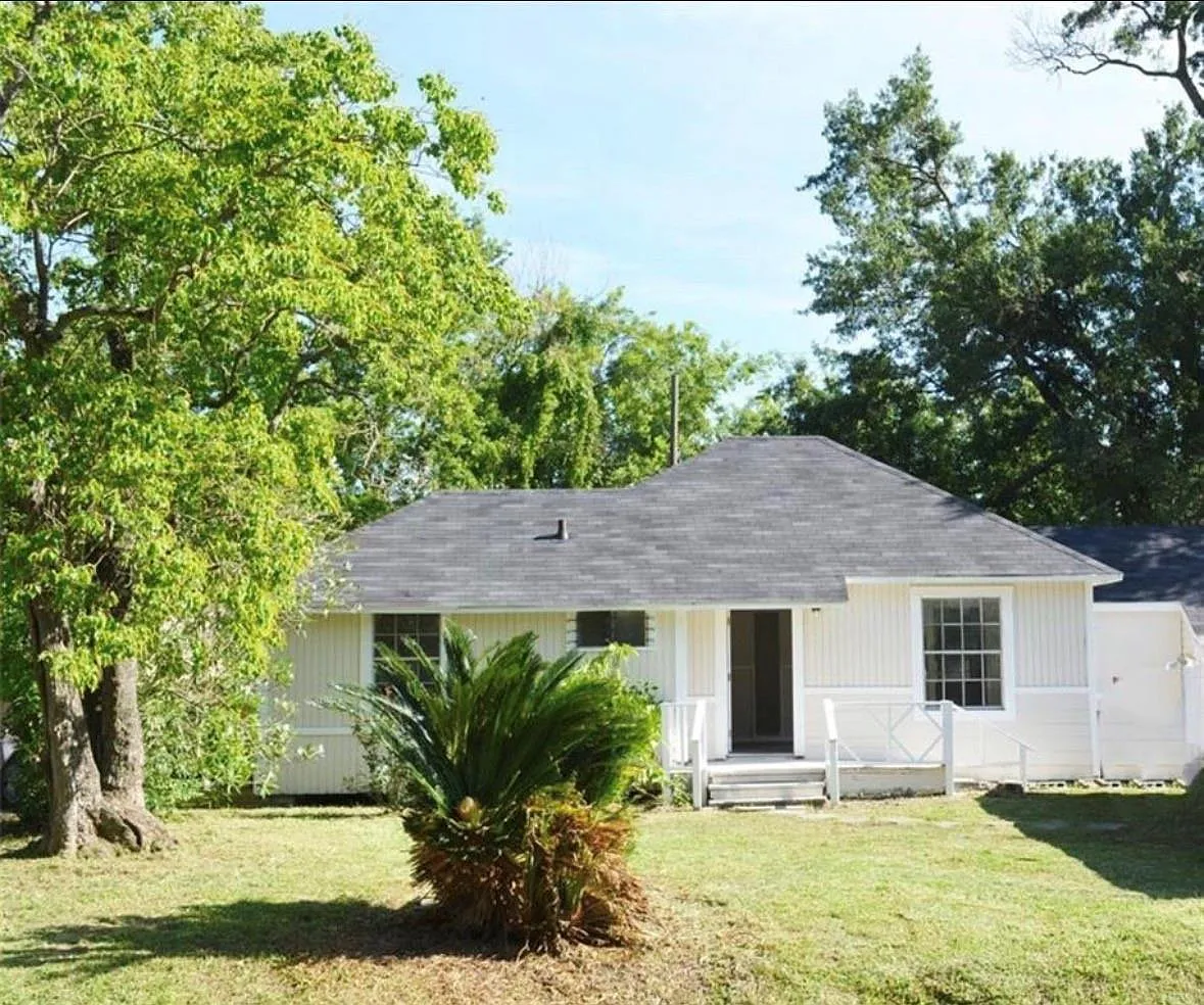 3 bed, 1.0 bath, 822 sqft, $1,240 — Photo 1