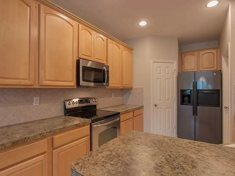 1825 Brookview Dr — Photo 9