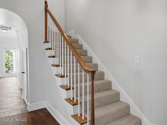 2nd image of 127 Hawthorne Vale