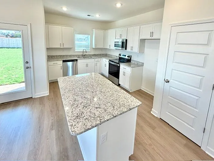 4 bed, 3.0 bath, 2043 sqft, $2,065 — Photo 4