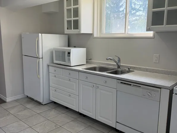 135 Monarch St #Basement, Welland, ON L3C 0E6