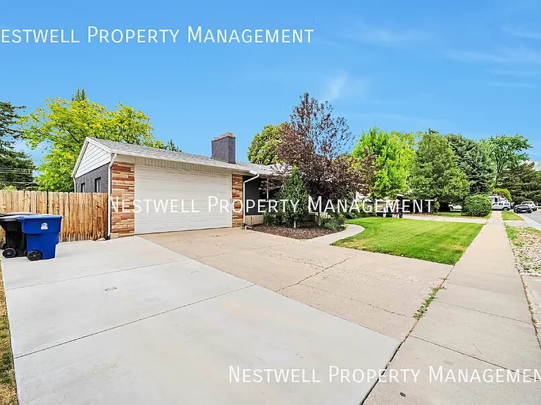 1335 E Maplewood Dr — Photo 2