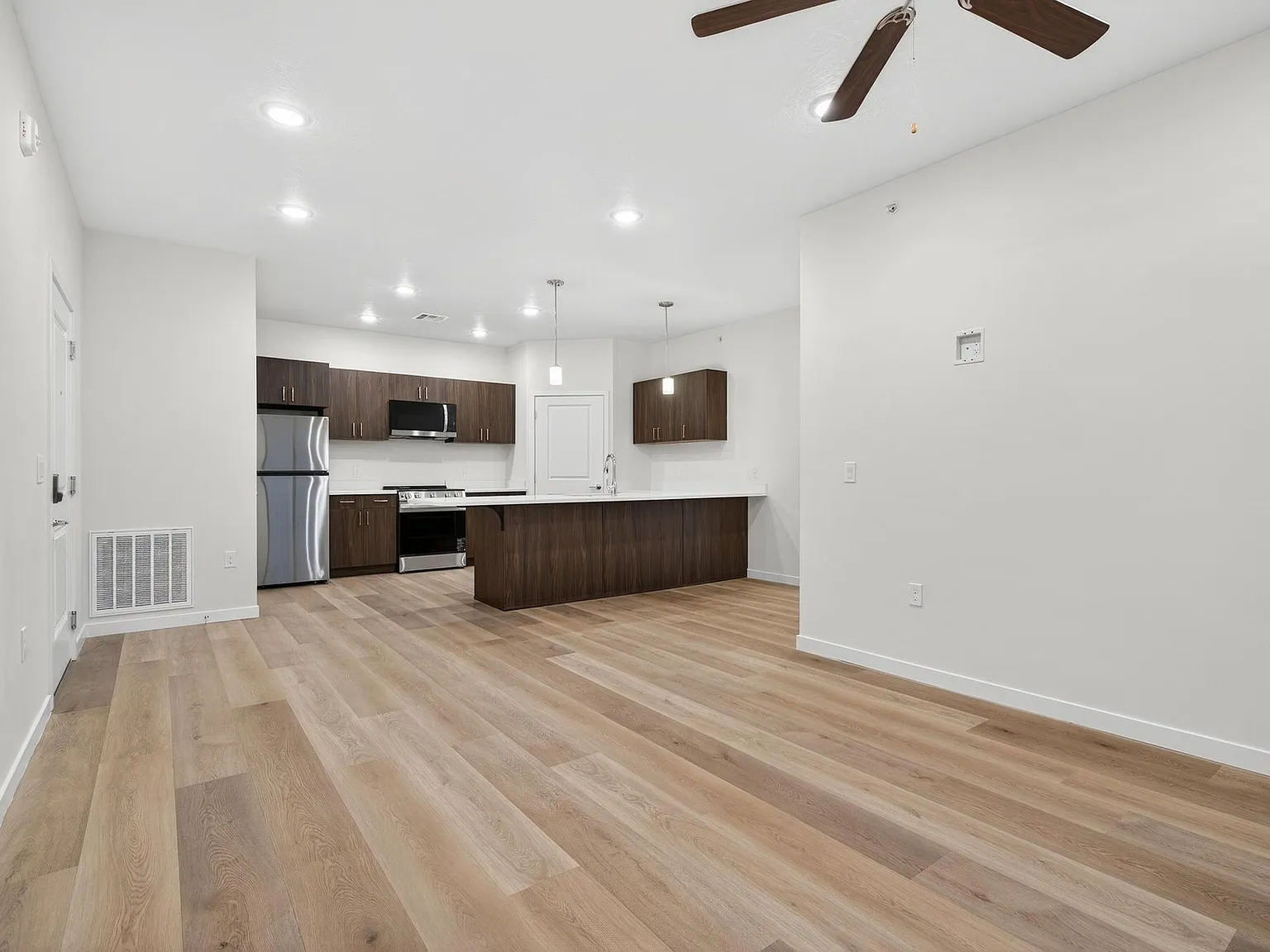 Mountain View Apartments - B-104 — Photo 4