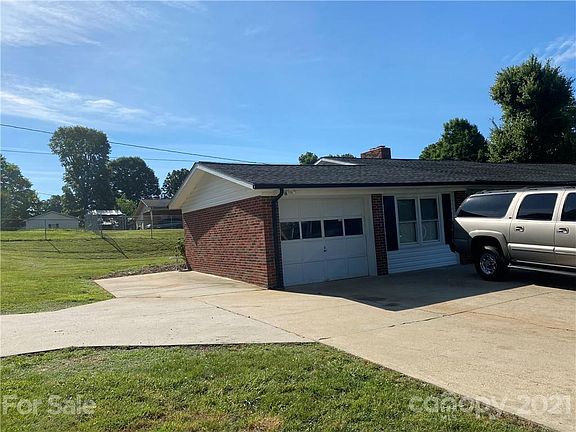 3rd image of 3585 Redcliff Dr