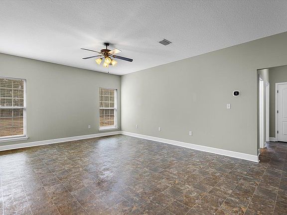 4th image of 1164 NE Juniper Dr
