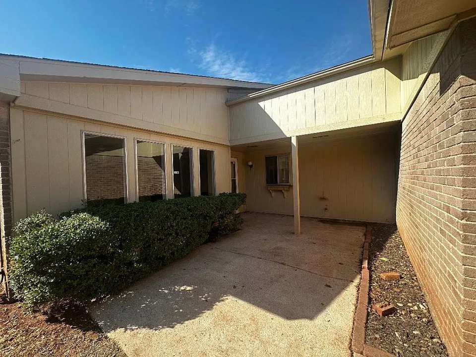 12214 Stratford Dr