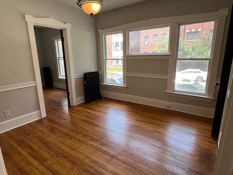 401 College Ave SE — Photo 2