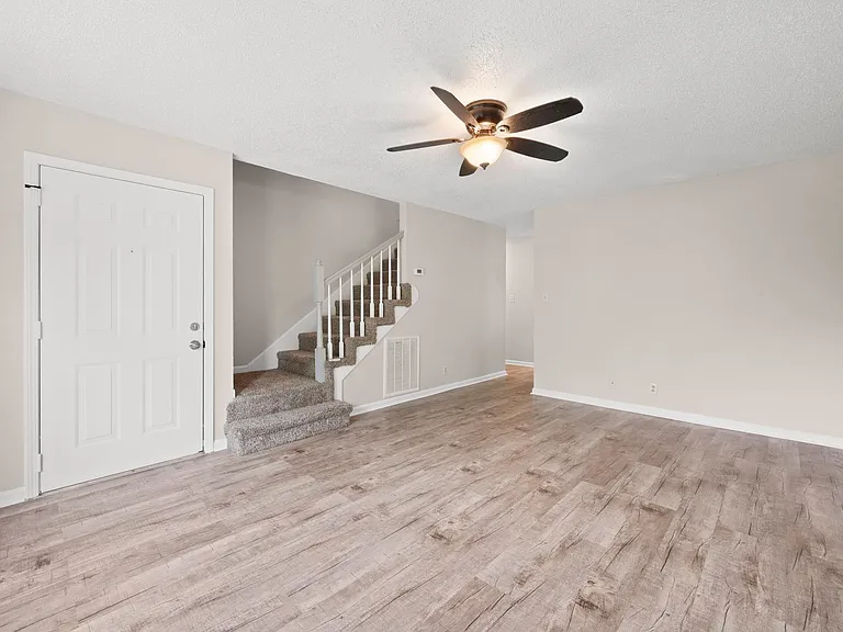 907 Desota Ln — Photo 4