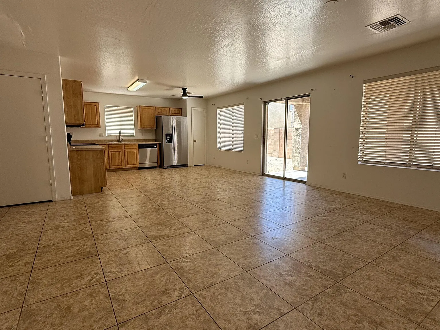 4 bed, 2.5 bath, 1949 sqft, $2,095 — Photo 3