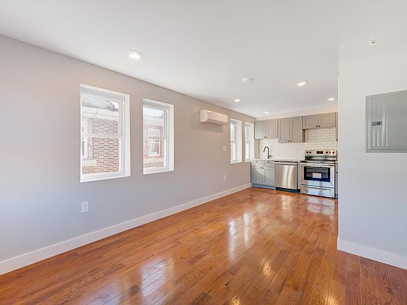2nd image of 100-4508 Ten Walnut St #100