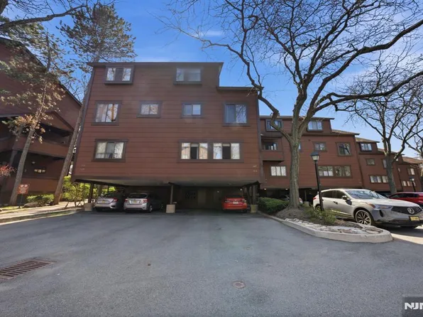 166 Sandcastle Ky, Secaucus, NJ 07094