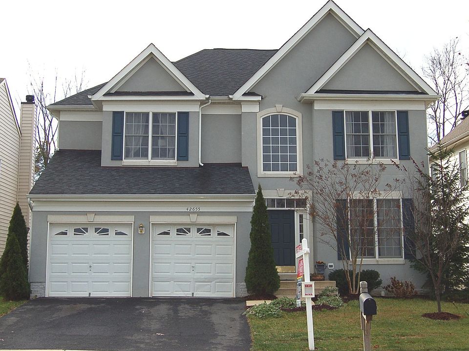 STUNNING COLONIAL ON PRIVATE LOT