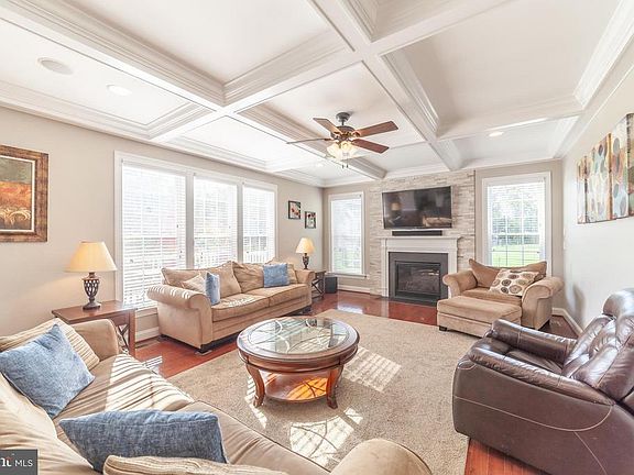 4th image of 2110 Waverly Dr