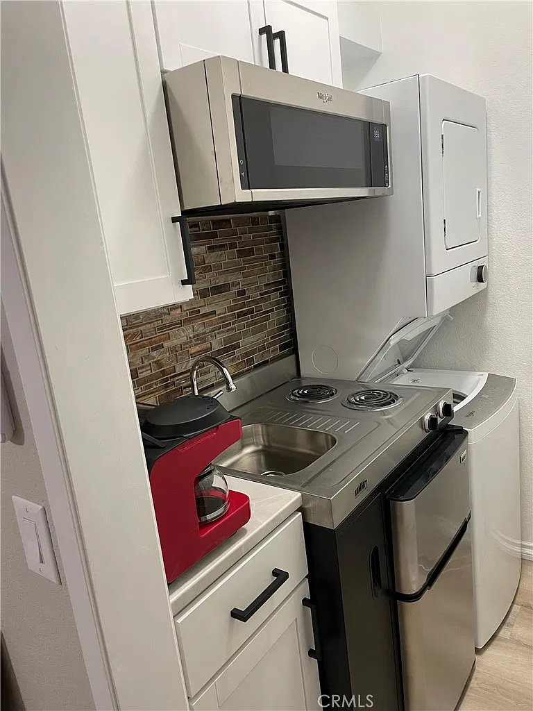 Studio, 240 sqft, $1,850 — Photo 4