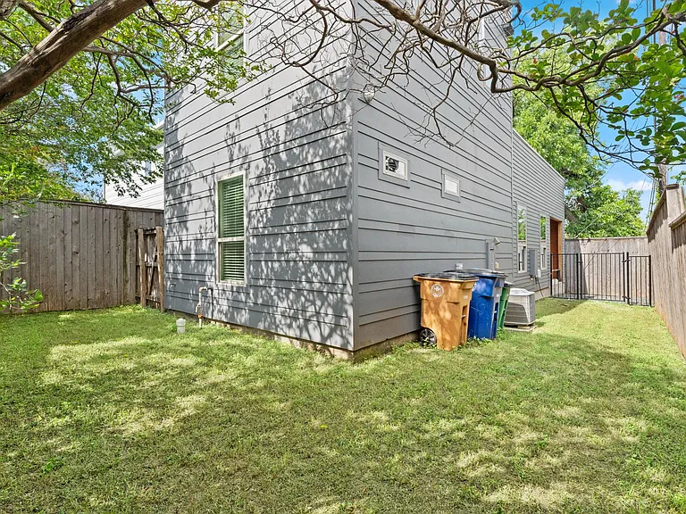 3010 E 18th 1/2 St #B — Photo 25