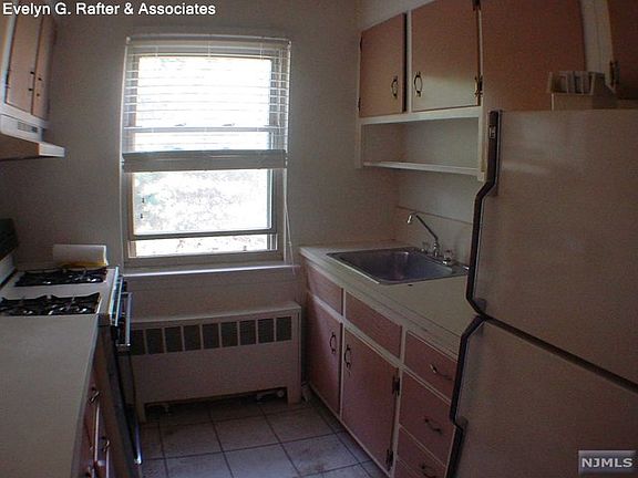 3rd image of 1565 Lemoine Ave APT 1H