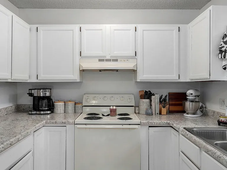 621 W Edgewood St #621 — Photo 7