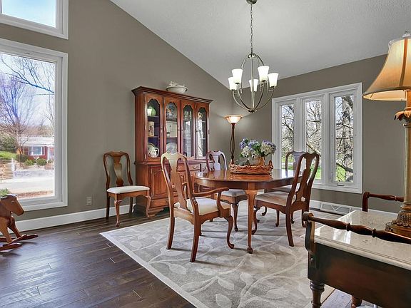 4th image of 348 W Lake Dr