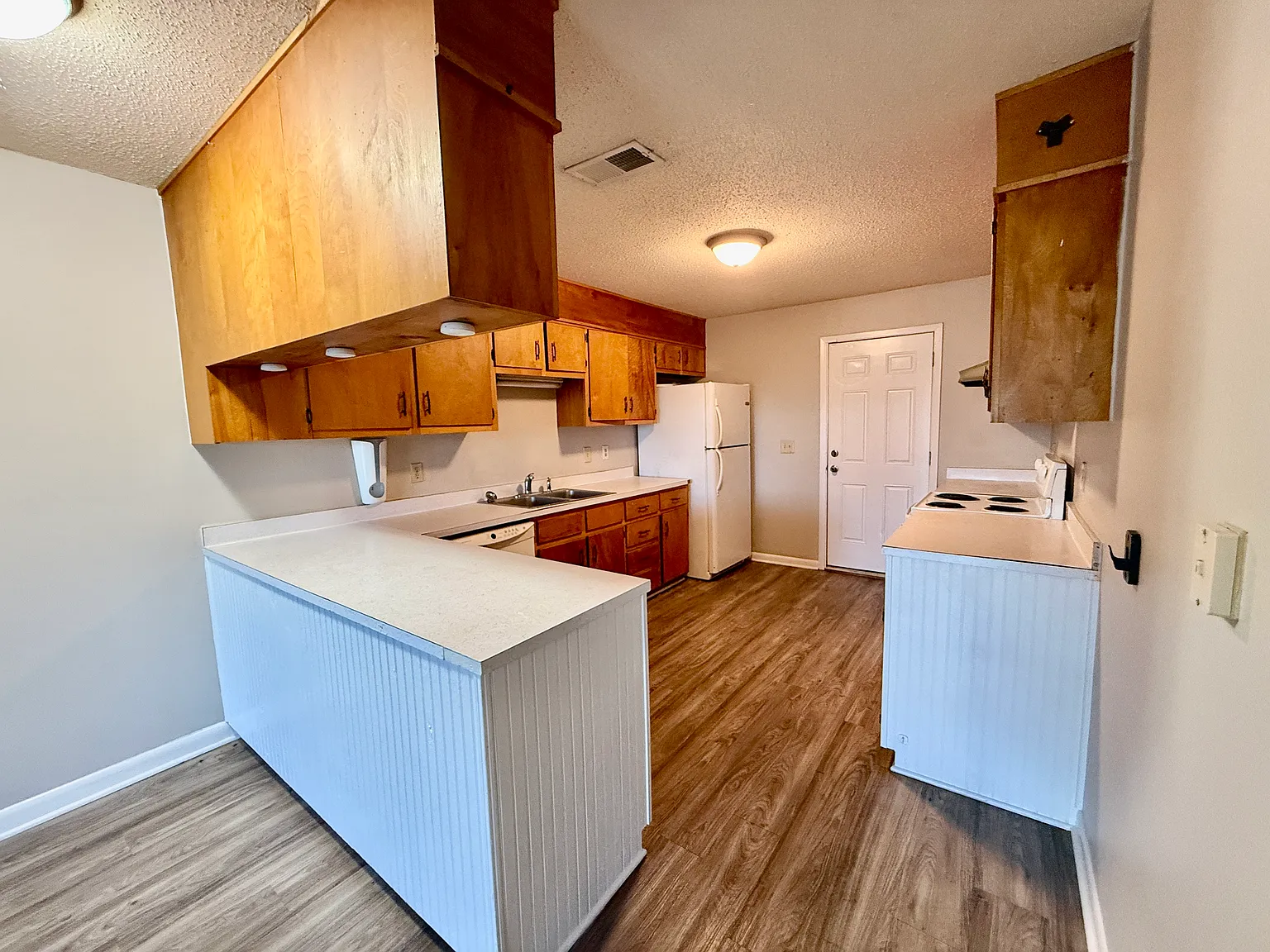 Spacious 3 Bedroom Duplex — Photo 3