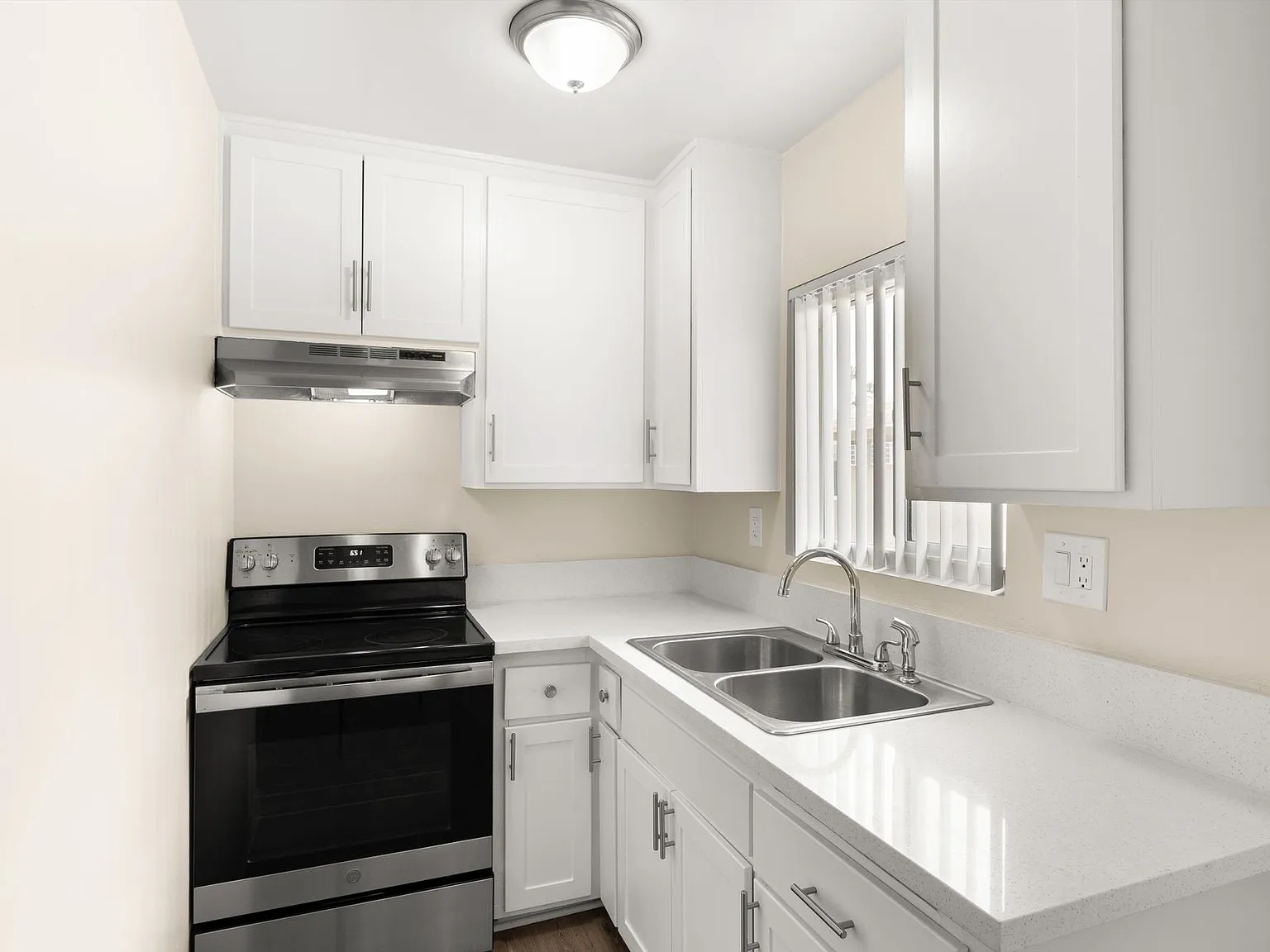 Linden Court Apartments — Photo 2
