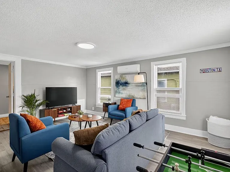 1401 Collier St — Photo 2