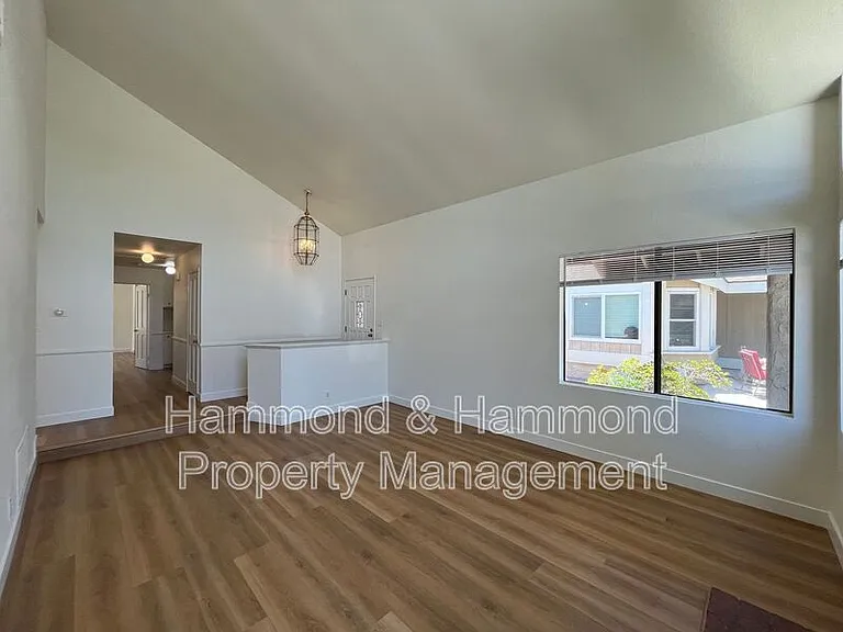 21812 Vintage St — Photo 9