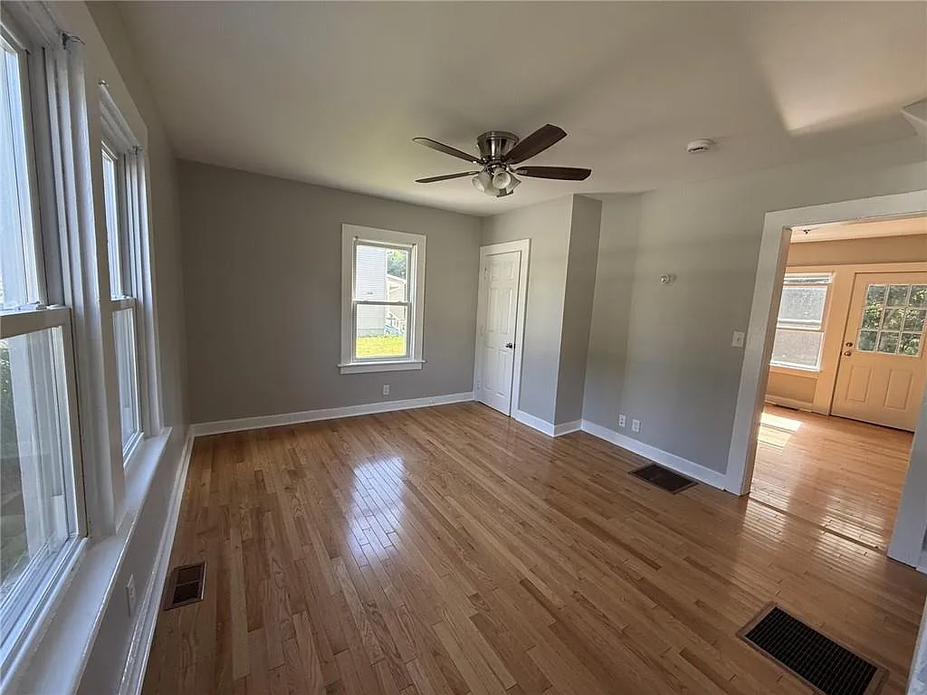 3 bed, 902 sqft, $1,800 — Photo 2