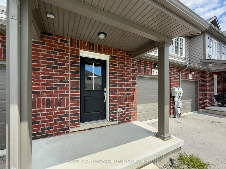 218 Heron St — Photo 1