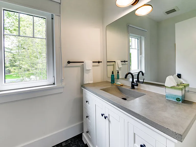 40 Edwards Ave — Photo 4