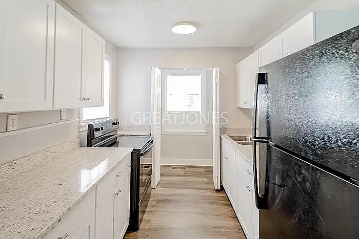 3 bed, 1.0 bath, 892 sqft, $872 — Photo 2