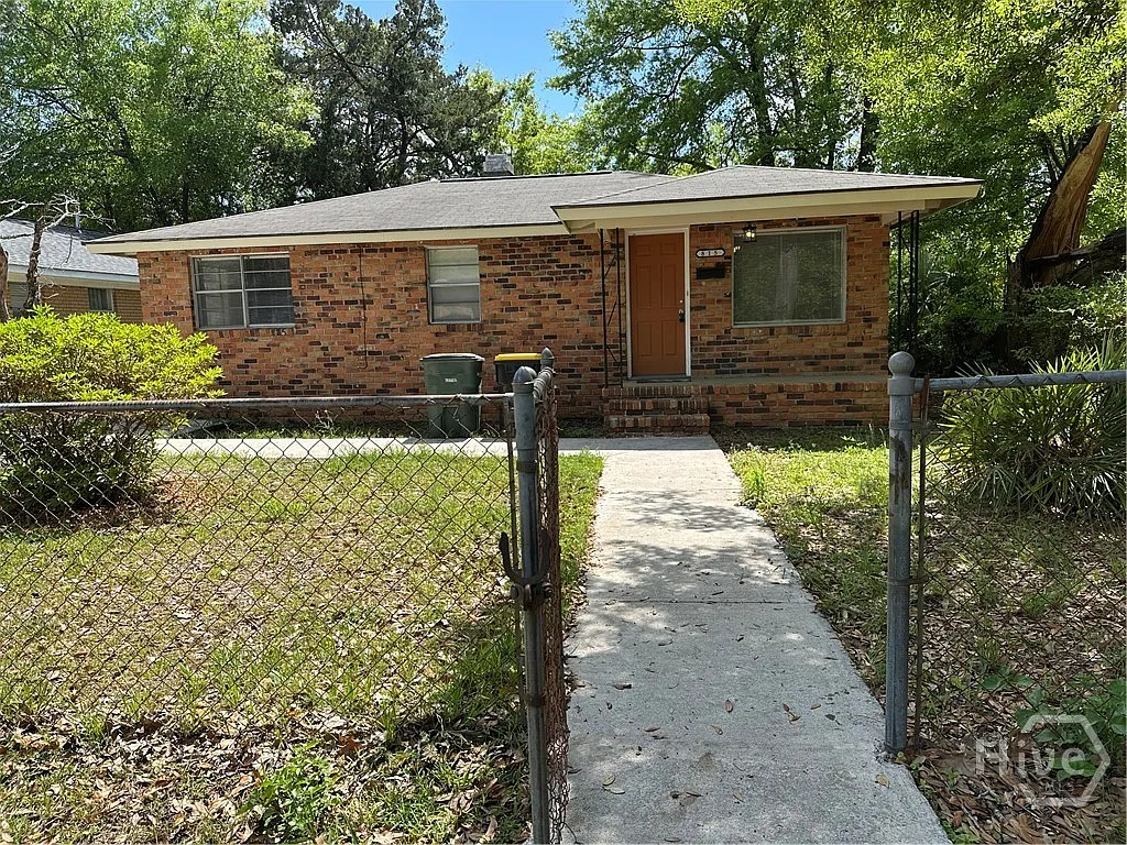 3 bed, 1.0 bath, 864 sqft, $1,600 — Photo 2