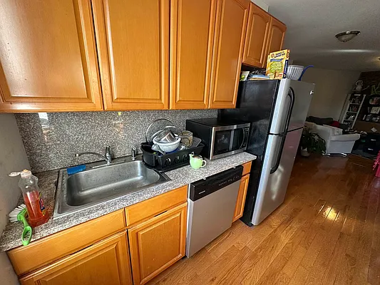 Rented by Premier Metro Realty Corp | media 6