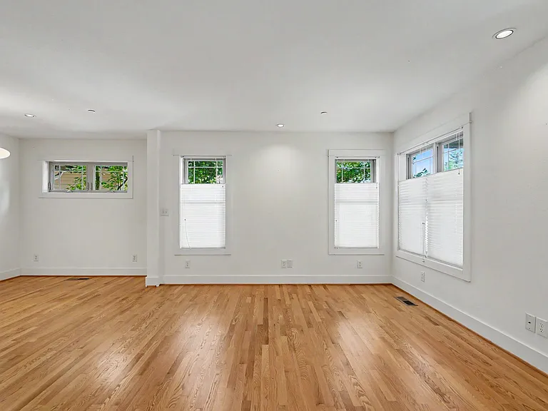 2060 John St S — Photo 11