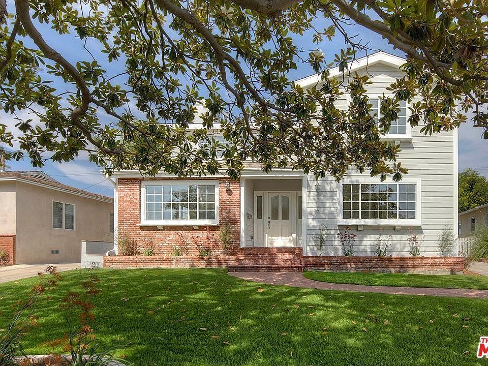 Traditional home with beautiful curb appeal