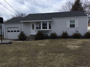 8 Settlers Dr, Norwich, CT 06360