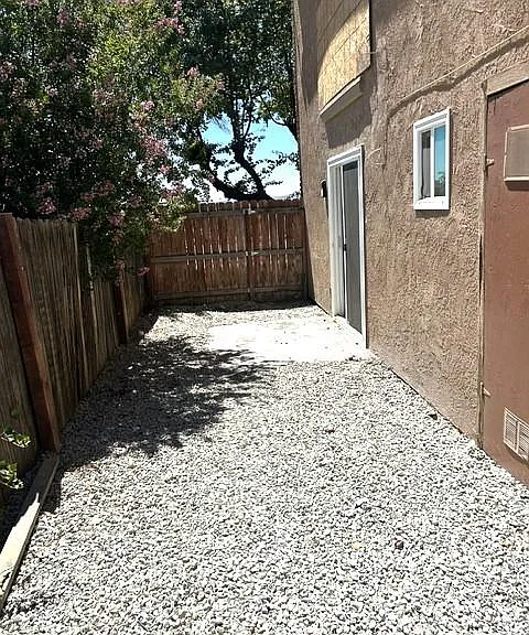 426 N Buena Vista St #1 — Photo 17