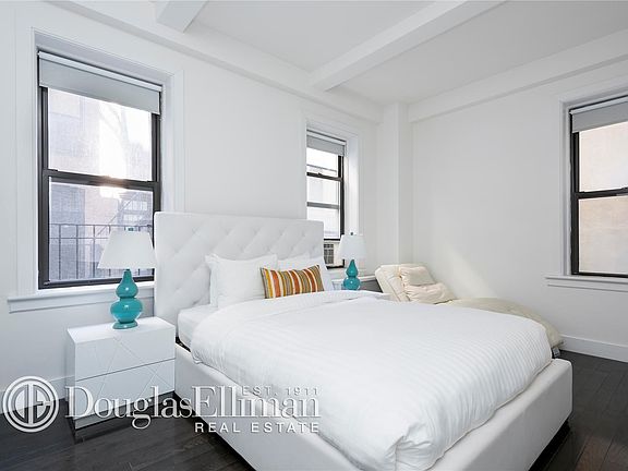 3rd image of 19 W 55th St APT 3C