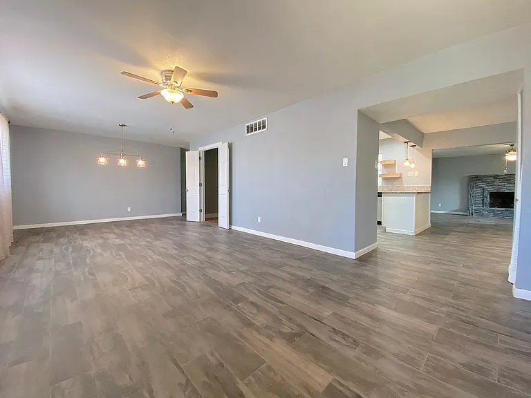4424 Eleanor Way — Photo 3