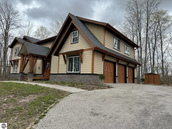 7058 Shade Tree Ln, Traverse City, MI 49685