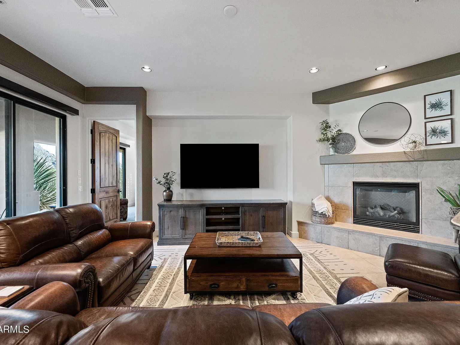 3 bed, 3.0 bath, 2379 sqft, $5,000 — Photo 4