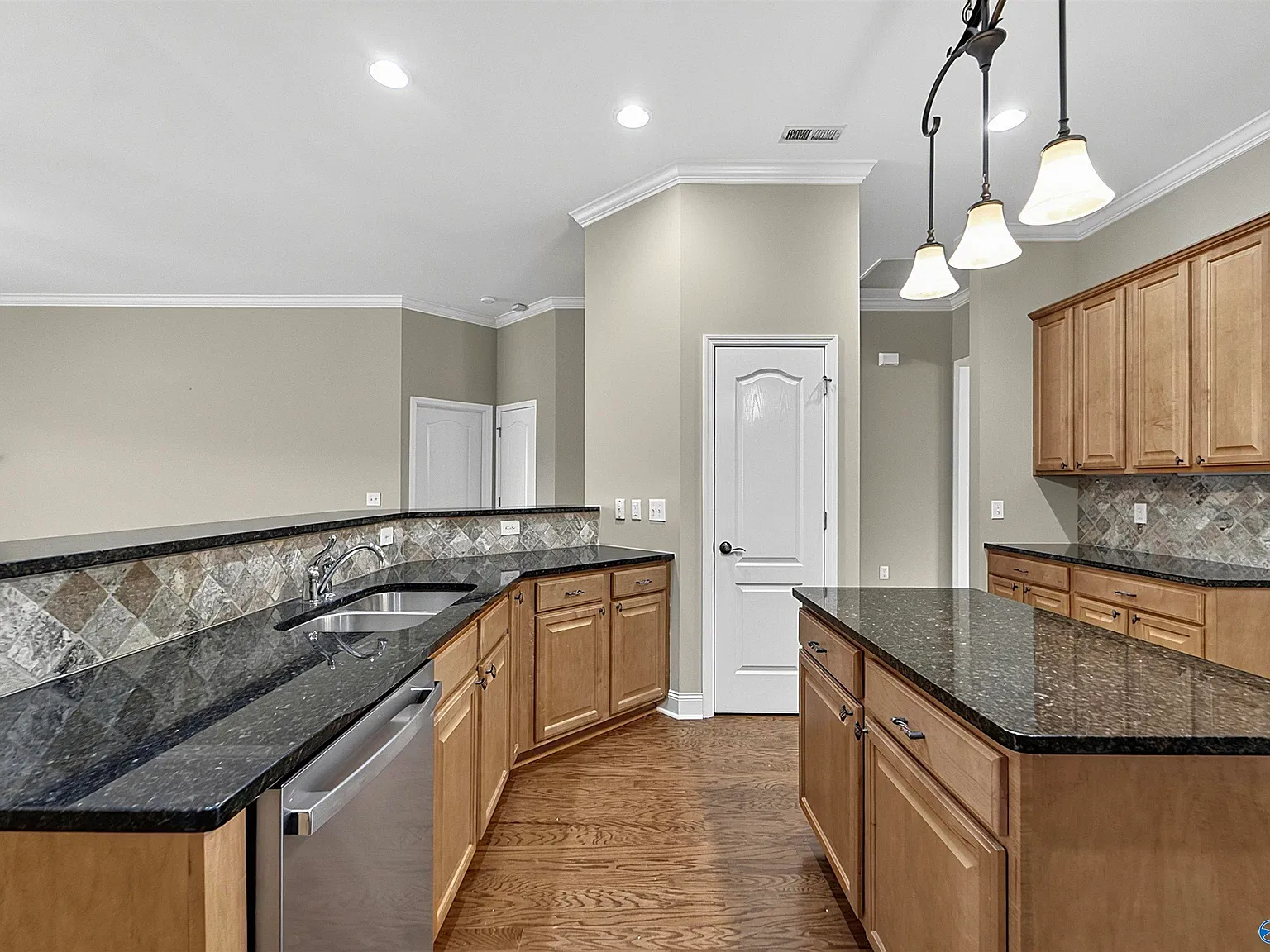 4 bed, 3.5 bath, 2820 sqft, $2,250 — Photo 3
