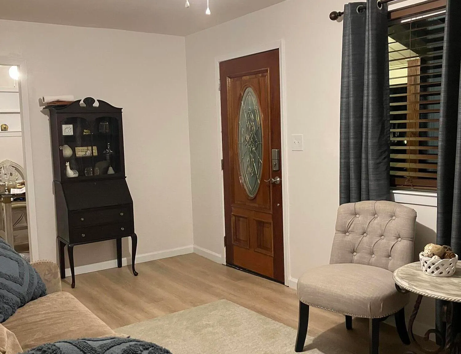 3 bed, 1.0 bath, 903 sqft, $1,600 — Photo 3