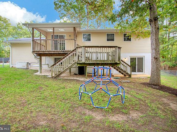 3rd image of 45669 Linden Ln